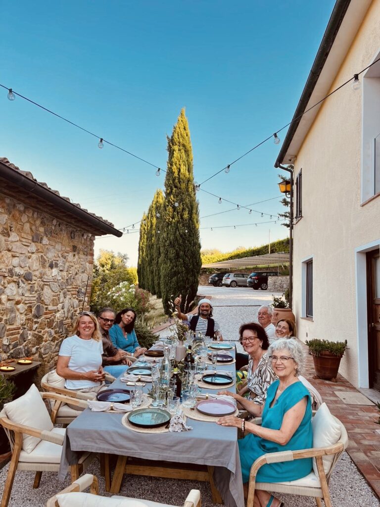 Gemeinsames Mittagessen nach dem Italienischunterricht in der Toskana
